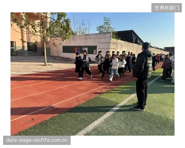 超过一万所乡村闲置中小学操场完成改造，向社会开放补齐了体育设施短板